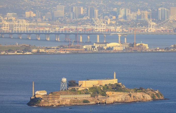 Ostrov Alcatraz se díky bodově bývalé nechvalně proslulé věznice stal vyhledávanou turistickou atrakcí. Snímek z roku 2023