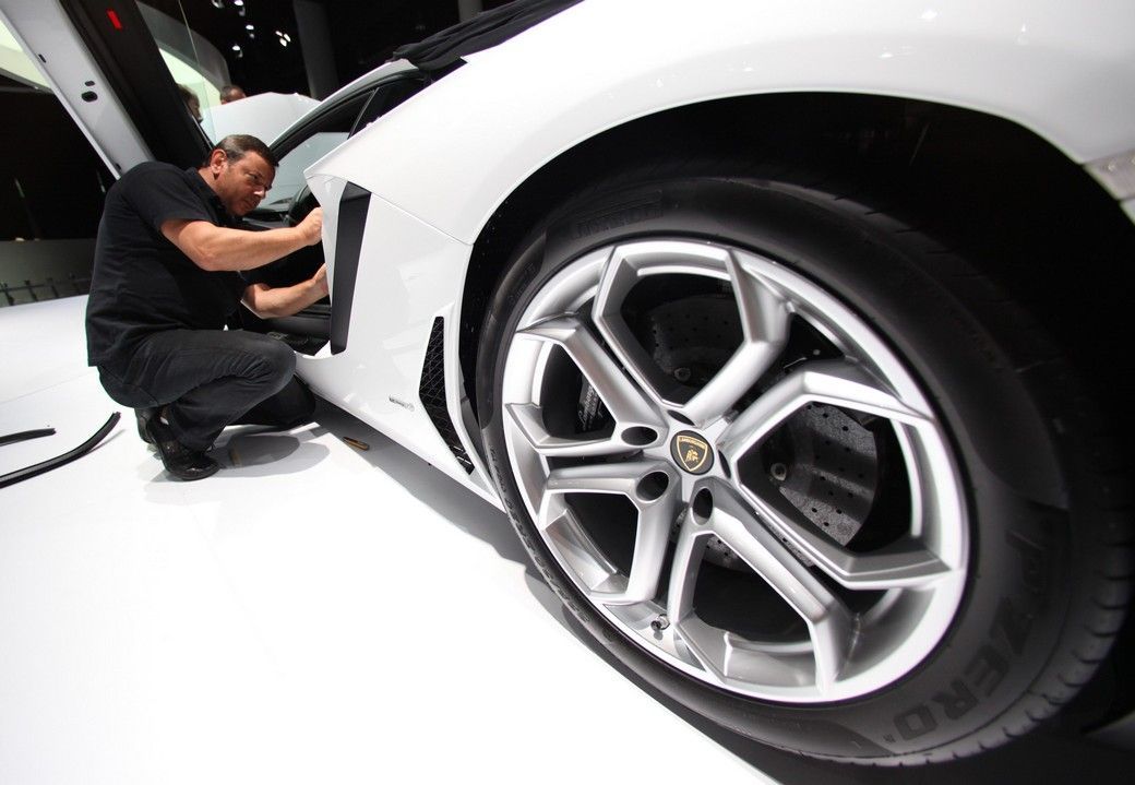 Úklid před otevřením autoshow ve Frankfurtu