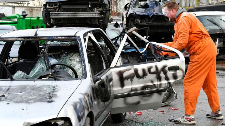 Když je vzteku kvůli covidu příliš. Nizozemci s kladivy ničí auta na vrakovišti; Zdroj foto: Reuters