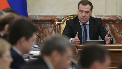 Ruský premiér Dmitrij Medveděv na zasedání vlády.