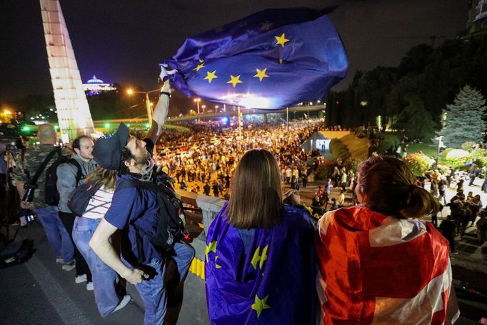 Lidé v Tbilisi protestují proti novému zákonu, který je podle nich vzdaluje od Evropské unie.