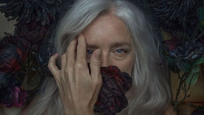 Herečka a autorka Lucie Trmíková. Květy noci jsou inscenací jejích deníkových záznamů. Volba názvu odkazuje mj. i ke sbírce Květy zla.