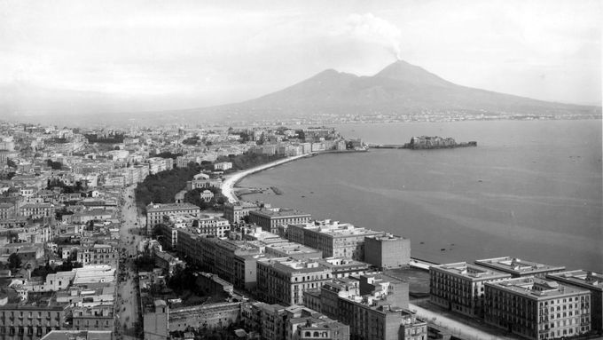 Neapol s Vesuvem v dálce, 30. léta minulého století.