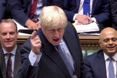 Britský premiér nechá parlament rozhodnout mezi dohodou s EU a odkladem brexitu