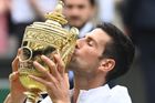 Djokovič triumfem ve Wimbledonu dohnal Federera a Nadala