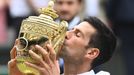 Novak Djokovič s trofejí pro vítěze Wimbledonu 2021