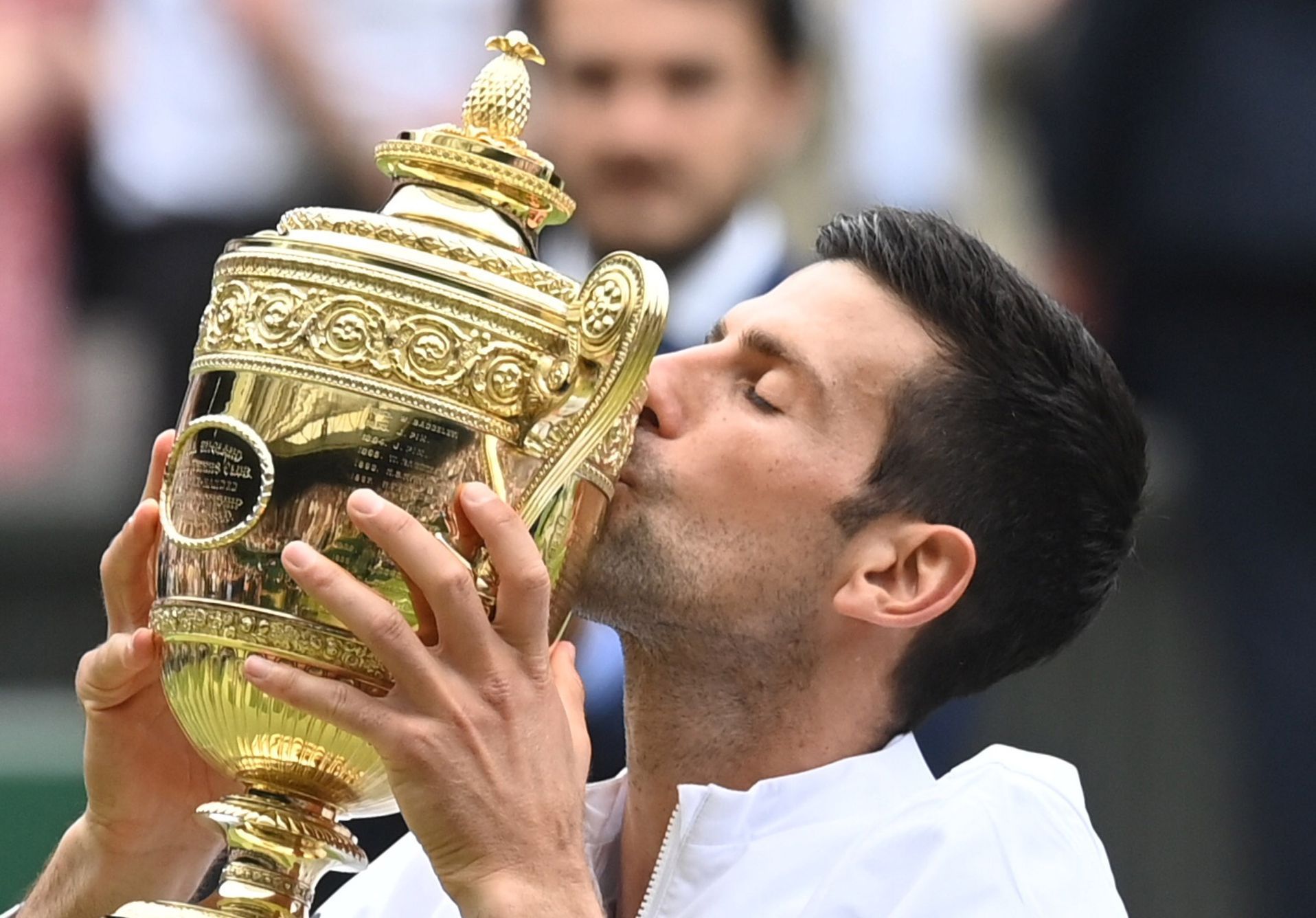 Novak Djokovič s trofejí pro vítěze Wimbledonu 2021