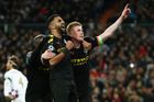 Fotbalisté Manchesteru City Rijád Mahríz a Kevine de Bruyne slaví obrat v utkání s Realem Madrid