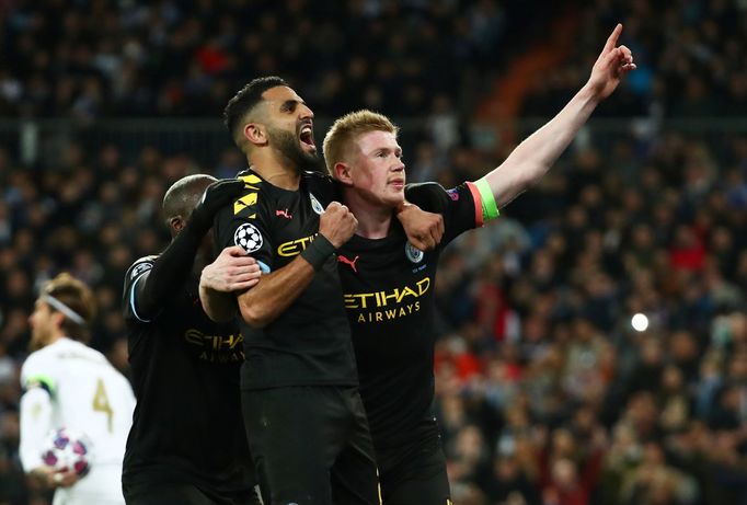 Fotbalisté Manchesteru City Rijád Mahríz a Kevine de Bruyne slaví obrat v utkání s Realem Madrid