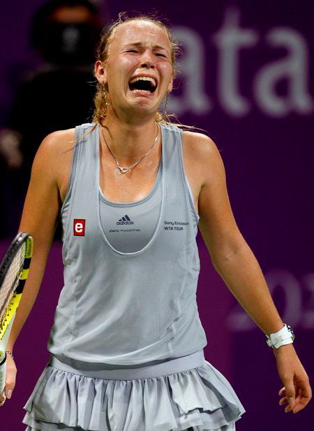 Dánská tenista Caroline Wozniacká v duelu s Věrou Zvonarevovou na Turnaji mistryň bojovala s křečemi. Bolest jí dohnala k slzám, ale nakonec ruskou tenistku v obrovské bitvě porazila.