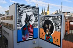 Vlk jako dospělost, zajíc jako mládí. V Brně vznikl nový mural plný symbolů