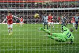 Mikel Arteta dal oba góly Arsenalu v zápasem s týmem West Bromwich Albion z penalty.