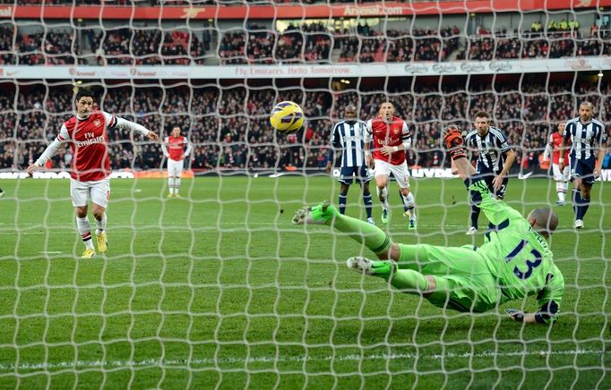 Mikel Arteta dal oba góly Arsenalu v zápasem s týmem West Bromwich Albion z penalty.