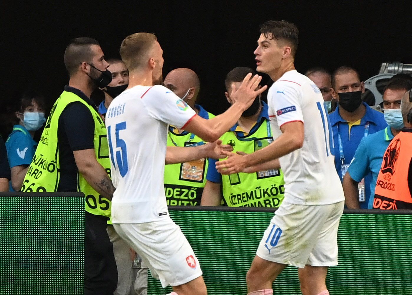 Tomáš Souček a Patrik Schick slaví gól v osmifinále Nizozemsko - Česko na ME 2020