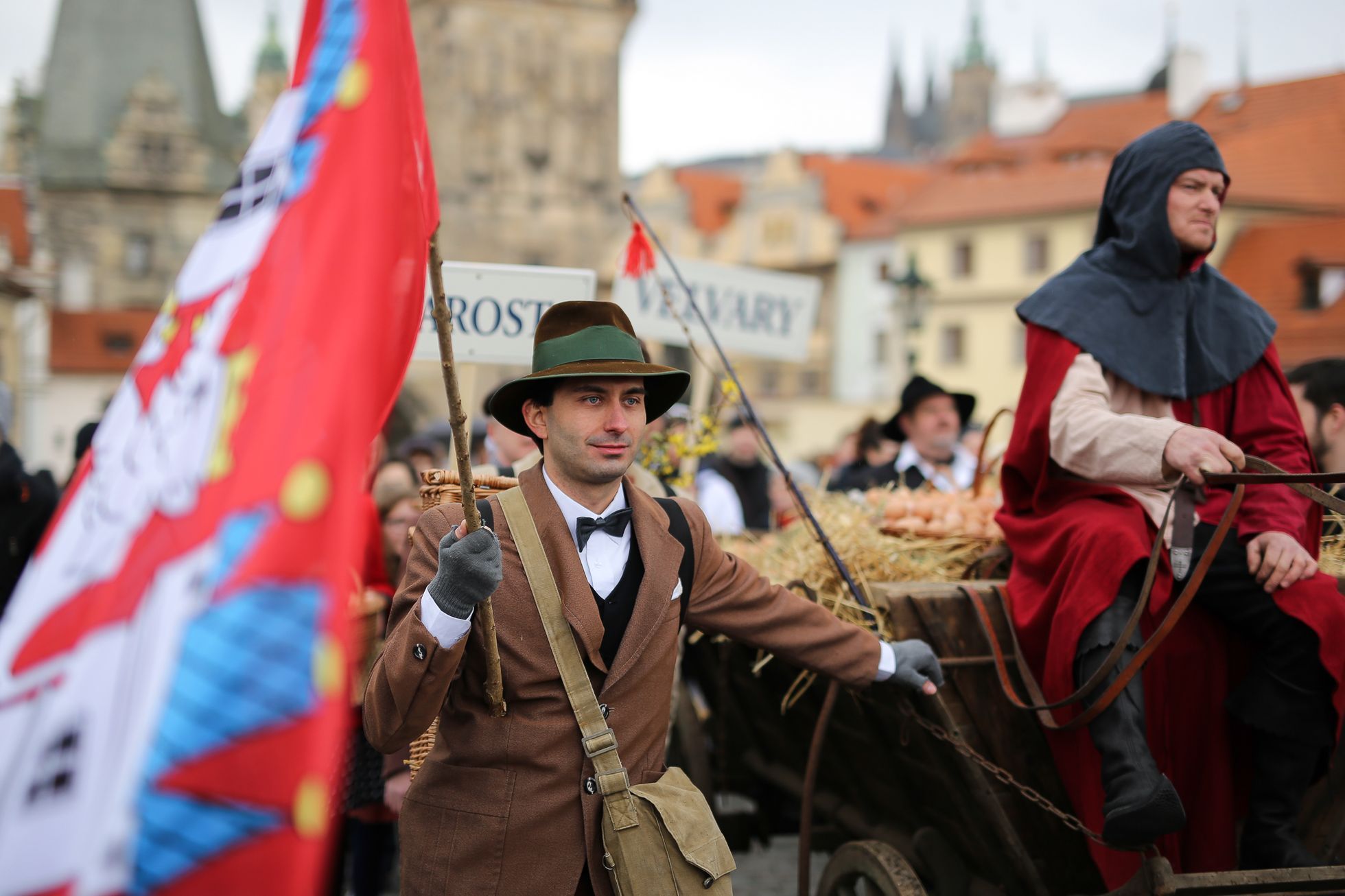 Velvarský vajíčkový průvod přes Karlův most