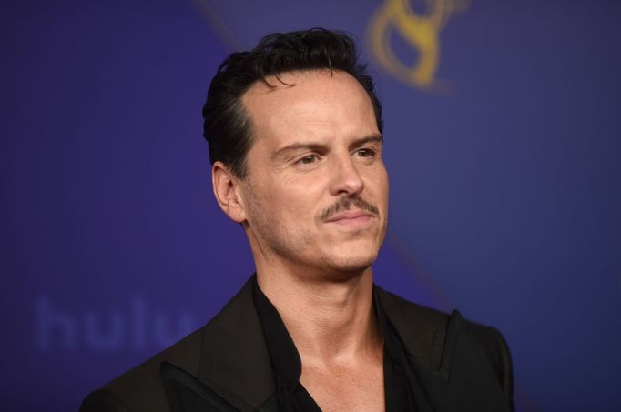 Na snímku z předávání cen Emmy je herec Andrew Scott.