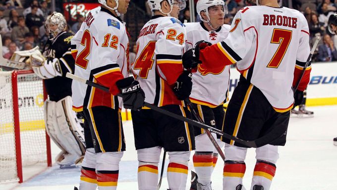 Hokejisté Calgary Flames slaví gól Jiřího Hudlera v zápase proti Dallasu Stars