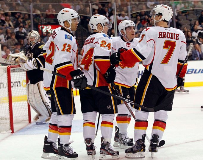 Hokejisté Calgary Flames slaví gól Jiřího Hudlera v zápase proti Dallasu Stars