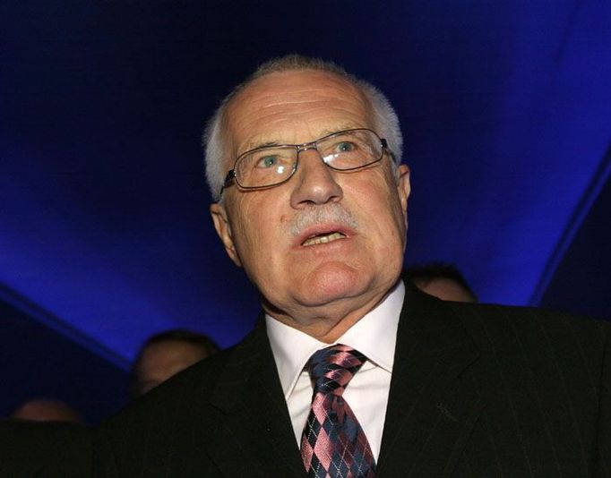 Prezident Václav Klaus přijel v sobotu po poledni na kongres ODS v Brně. Do Městského divadla prošel "po modré" - modrým tunelem.