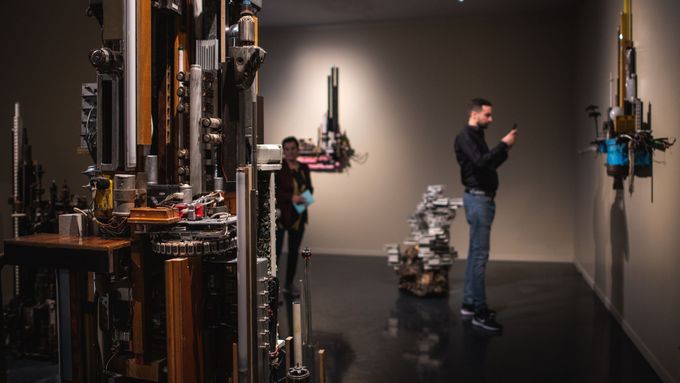Umění vychází z chaosu. Kintera u Sklenáře vystavuje "krajinomalby" z elektroodpadu