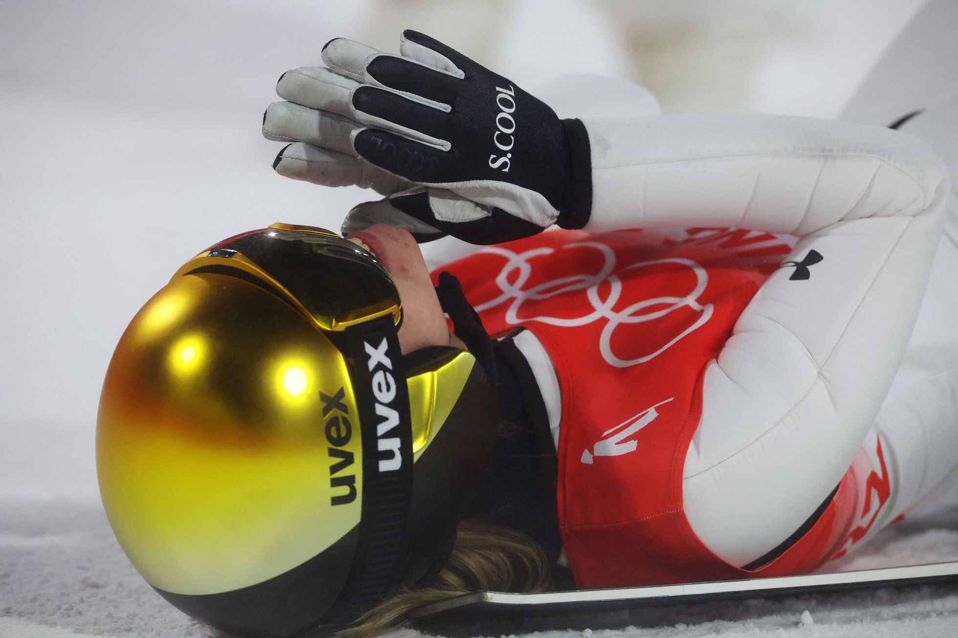 Slovinka Urša Bogatajová je olympijskou vítězkou ve skoku na lyžích