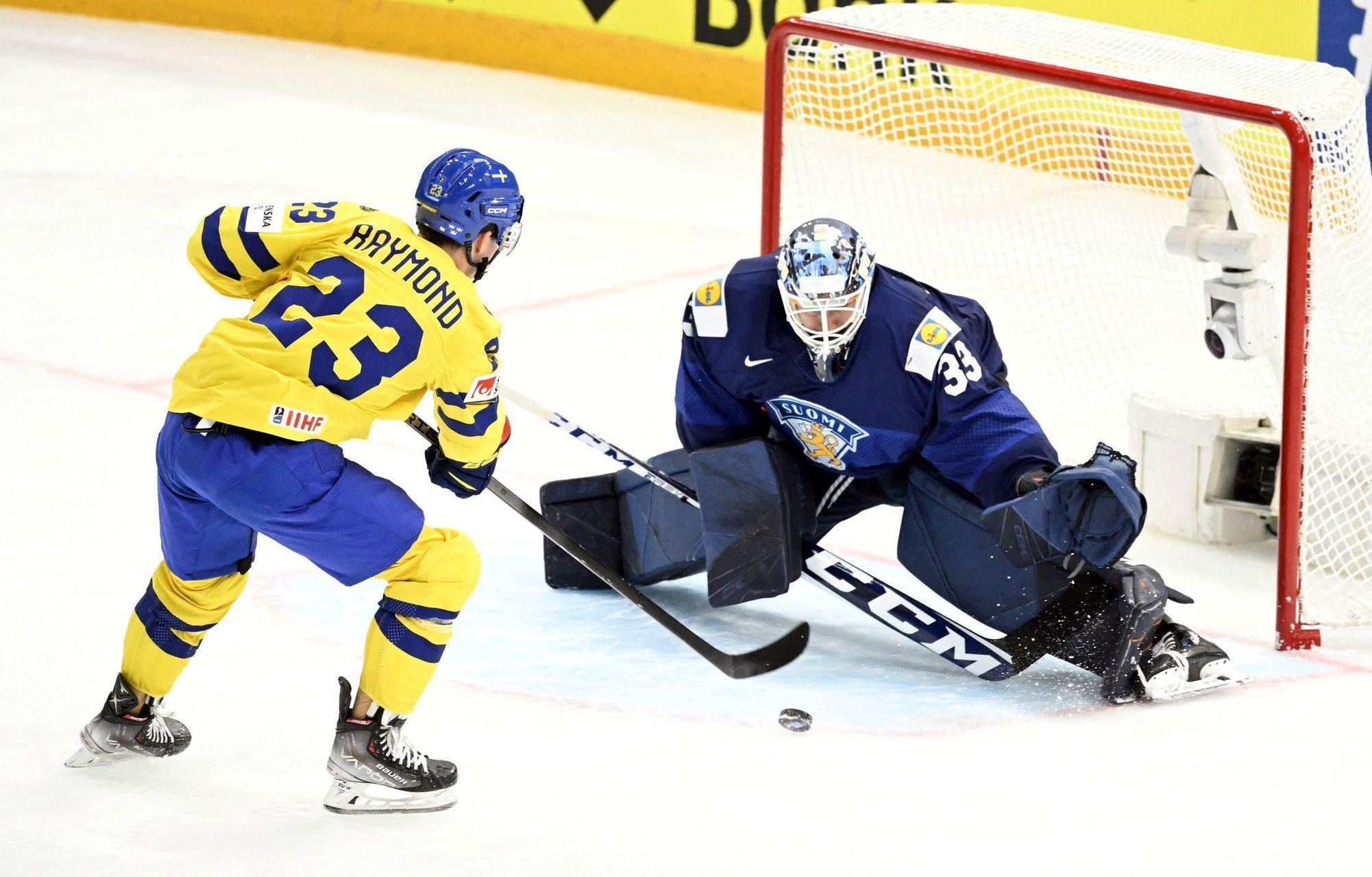 Lucas Raymond proměňuje rozhodující nájezd v zápase Finsko - Švédsko na MS 2023