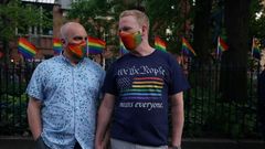 Stephen Cabral a Brendan Byrnes na pochodu v New Yorku po rozhodnutí Nejvyššího soudu USA.