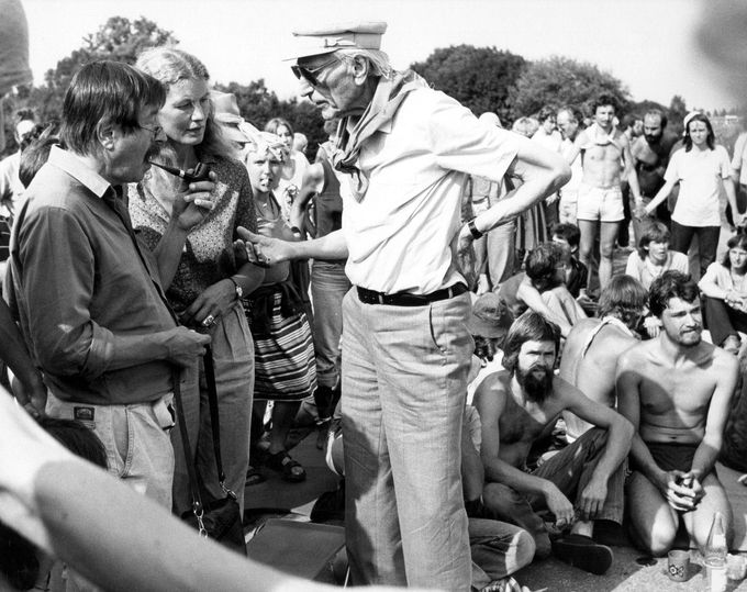 Spisovatel Günter Grass a čestný předseda FDP William Born diskutují během blokády amerického vojenského depa v Mutlangenu, 2. září 1983.