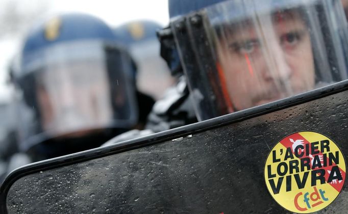 French riot gendarmes cordon the area as Arcelor Mittal workers from France and Belgium demonstrate next to the European Parliament in Strasbourg, February 6, 2013. Sticker reads, "Lorraine Steel Will Live". REUTERS/Christian Hartmann (FRANCE - Tags: POLITICS) Published: Úno. 6, 2013, 4:47 odp.