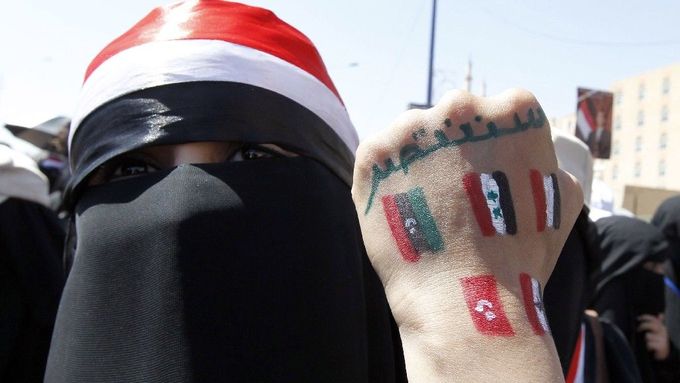 Jemenské ženy pálily na protest v ulicích Saná své šaty
