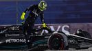 Havárie Lewise Hamiltona v Mercedesu ve VC Kataru F1 2023