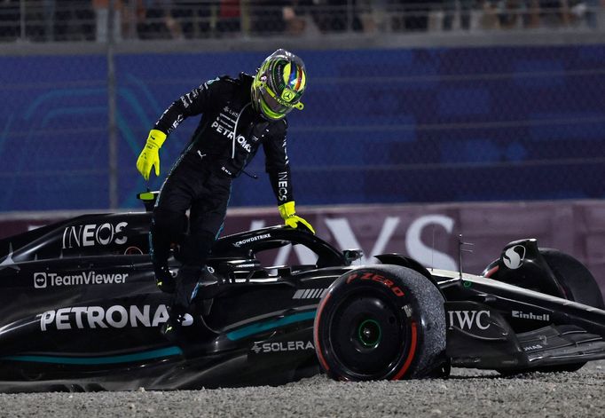 Havárie Lewise Hamiltona v Mercedesu ve VC Kataru F1 2023