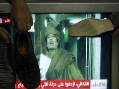 V arabském světě oblíbený rituál, tlučení obuví do zobrazení státníků. Tentokrát při projevu Kaddáfího z 22. února 2011. Snímek z jordánského Ammánu.