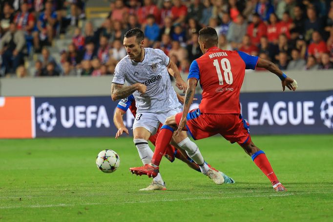 Filip Ozobič a Jhon Mosquera v odvetě 4. předkola LM Plzeň - Karabach