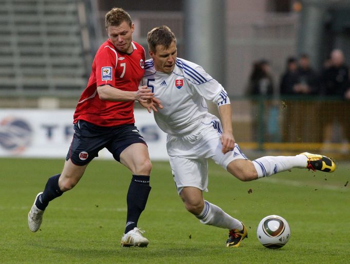 Radoslav Zabavnik v souboji s Björnem Helgem Riisem z Norska