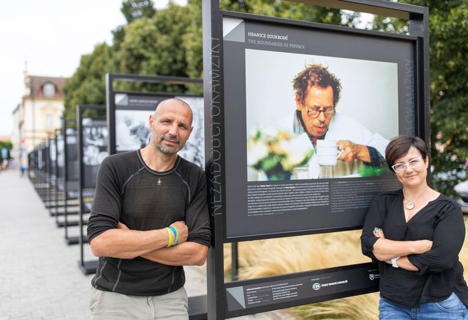 Šéfredaktor Fotobanky ČTK Petr Mlch a šéfredaktorka zpravodajství České tiskové kanceláře Radka Matesová Marková pózují u jednoho z panelů fotografické výstavy.