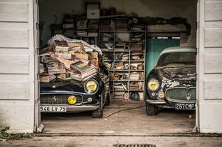 Fotografie nečekaných objevů cenných automobilů, které se ve světě našly v garážích, stodolách a jiných místech.