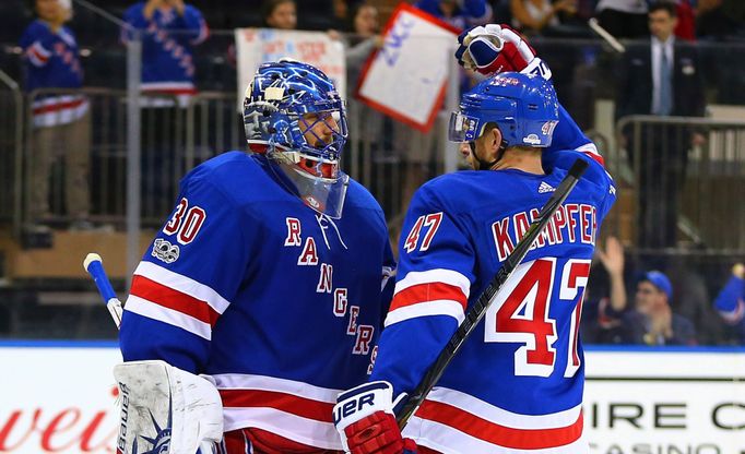 Brankář Henrik Lundqvist slaví se Stevenem Kampferem výhru New York Rangers nad Montrealem