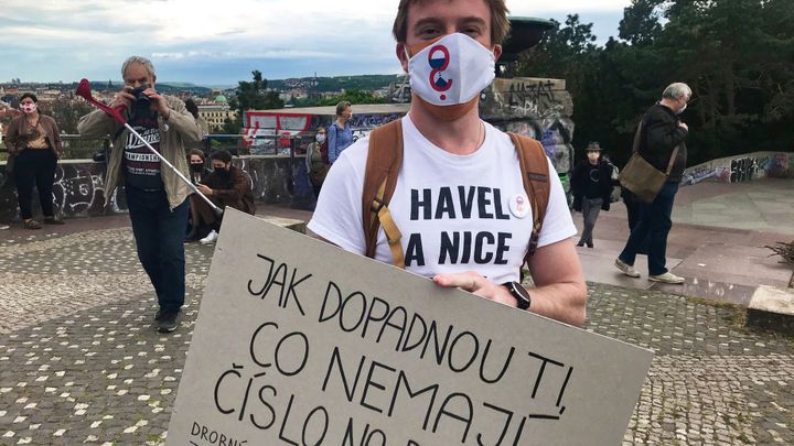 Protest v době omezení. Lidé chodili po Letné s transparenty s otázkami na vládu