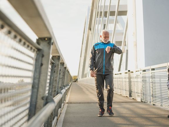 Chůze je jednou z nejdostupnějších forem pohybu vůbec. Odborníci doporučují dostat se alespoň nad hranici 7 000 kroků denně.