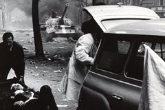 V soutěži Československo - fotografie roku '68 zvítězil snímek raněného muže od Břetislava Hyblera