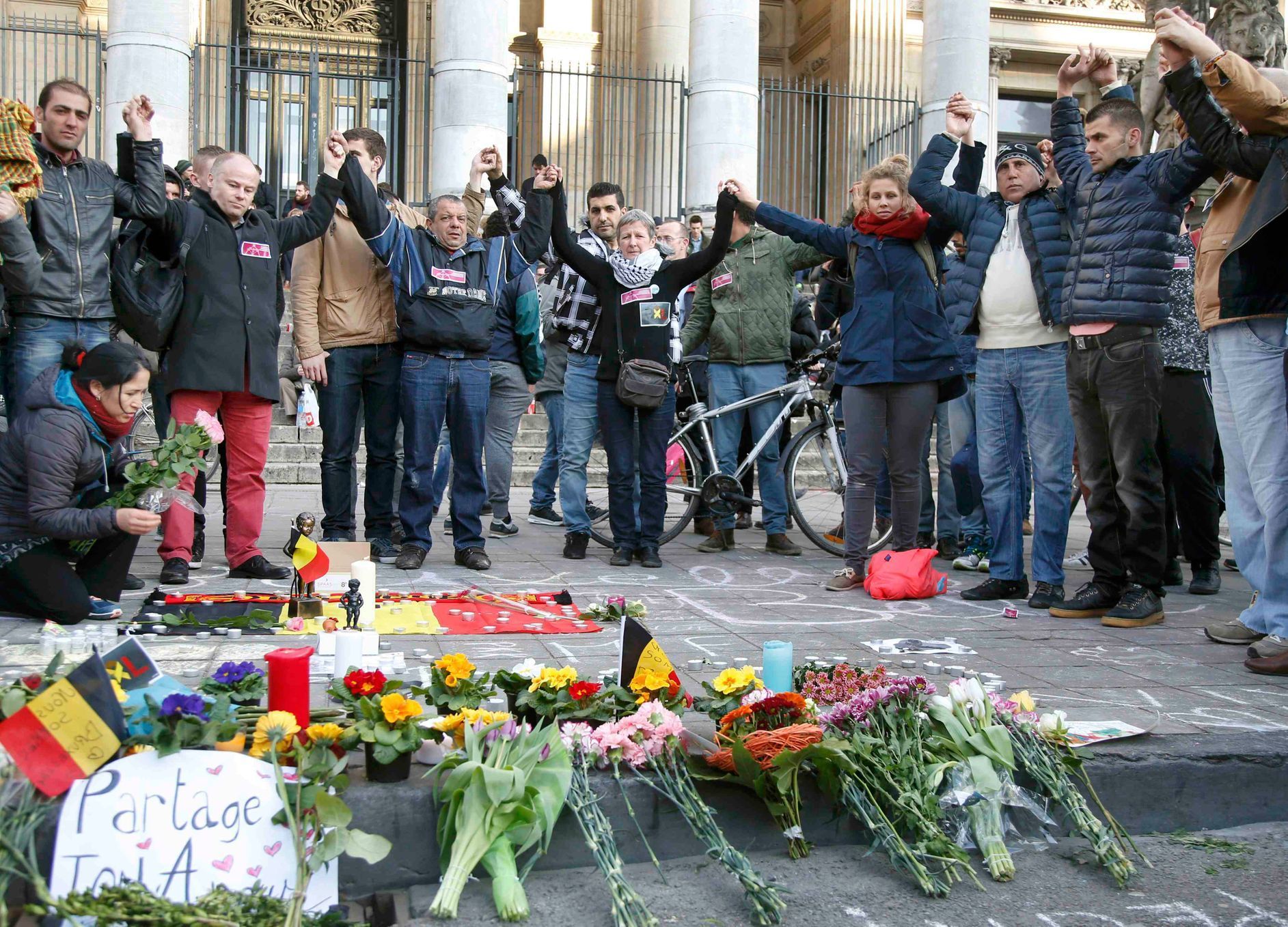 Lidé se v Bruselu spontánně chytili za ruce při vzpomínání na oběti útoků na letišti a v metru