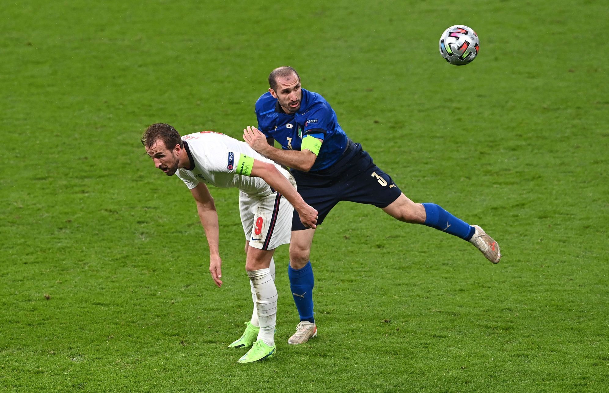 Harry Kane a Giorgio Chiellini ve finále ME 2020 Itálie - Anglie