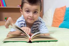 Nechte děti číst si pod lavicí, radí odbornice, jak přivést školáky ke knihám