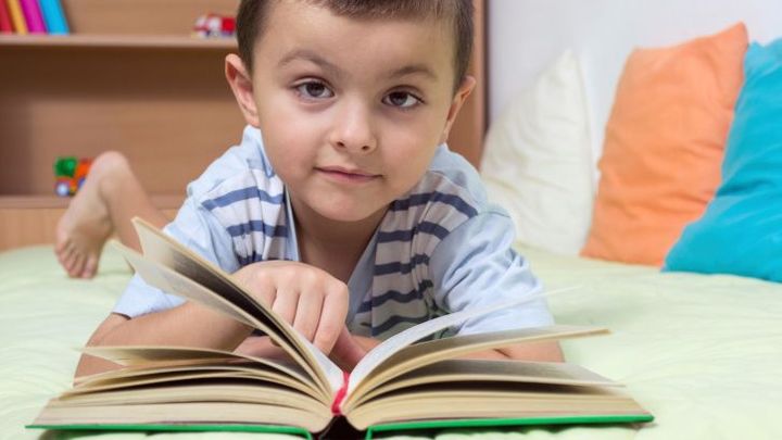 Nechte děti číst si pod lavicí, radí odbornice, jak přivést školáky ke knihám