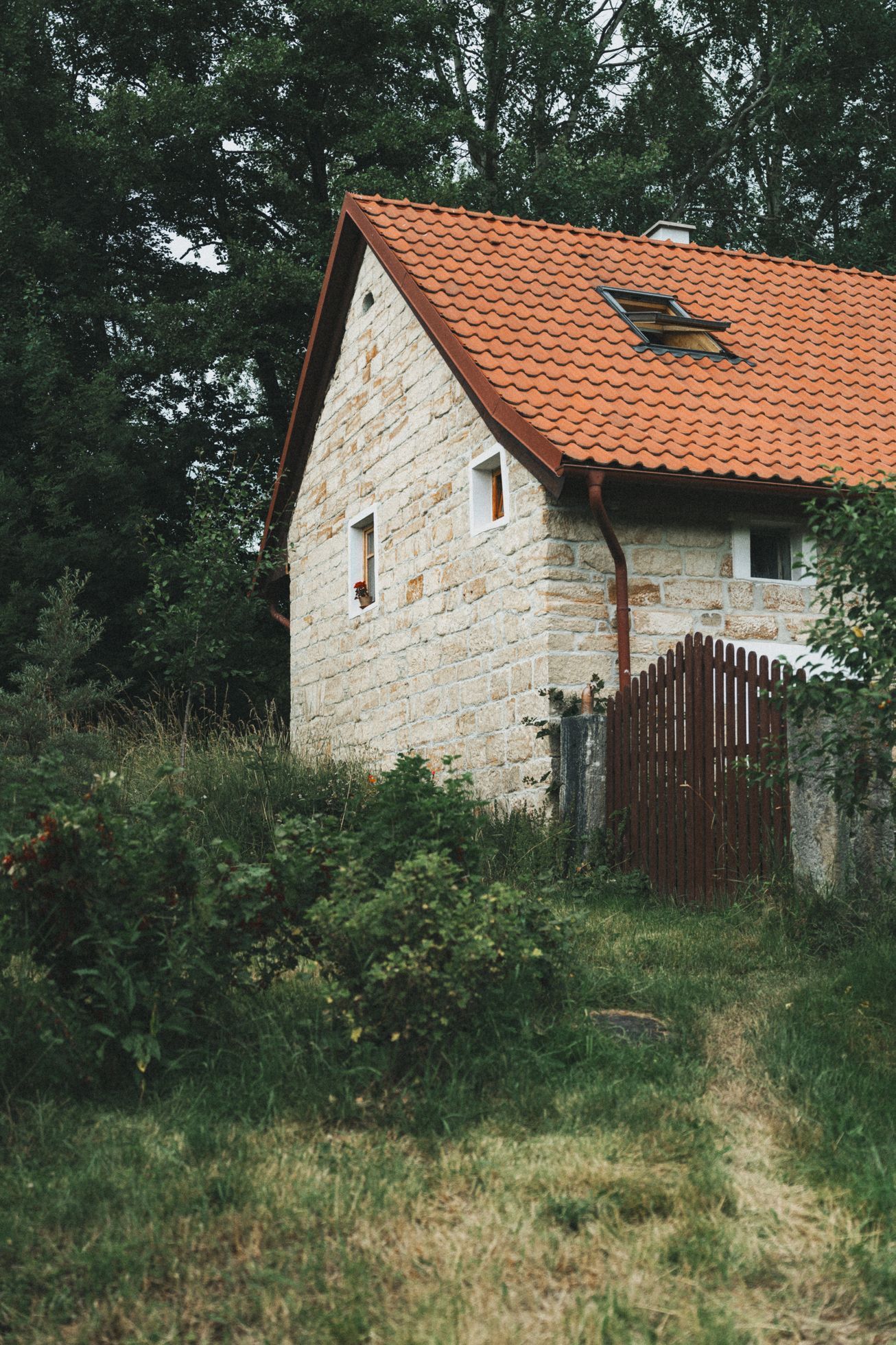 na okraji domov můj, kniha, rodina, bydlení, dům, podnikatel