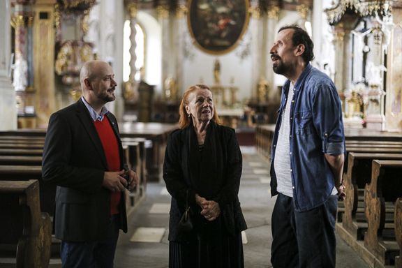 Uprostřed je Iva Janžurová v roli babičky, vpravo Pavel Šimčík jako Šnajdr.