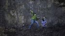 Two miners throw stones during confrontations with the riot Civil Guard after setting an incendiary device to a barricade near highway A-66 in Vega del Rey, June 4, 2012. Spain's economy contracted for the second time since late 2009 and four years of stagnation and recession have pushed unemployment above 24 percent, the highest rate in the European. REUTERS/Eloy Alonso (SPAIN - Tags: POLITICS CIVIL UNREST BUSINESS EMPLOYMENT) Published: Čer. 4, 2012, 11:22 dop.