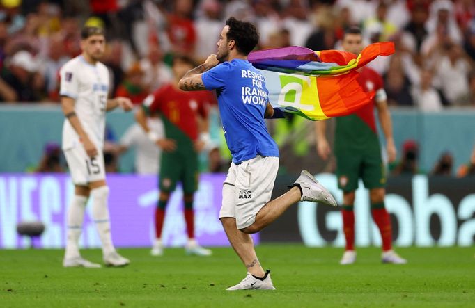 Výtržník s heslem "Respekt k íránským ženám" v zápase MS 2022 Portugalsko - Uruguay