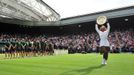 Americká tenistka Serena Williamsová slaví s trofejí vítězství ve Wimbledonu 2012.